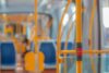 Interior de um ônibus intracampus.