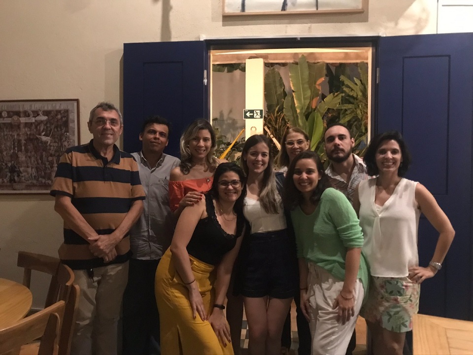 Equipe da Divisão de Estudos e Projetos composta por 09 pessoas em frente a uma janela